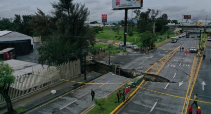 Por fuertes lluvias, se abre mega socavón en Zapopan, Jalisco; mide cerca de 10 metros