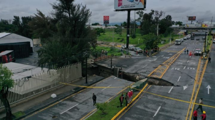 Por fuertes lluvias, se abre mega socavón en Zapopan, Jalisco; mide cerca de 10 metros