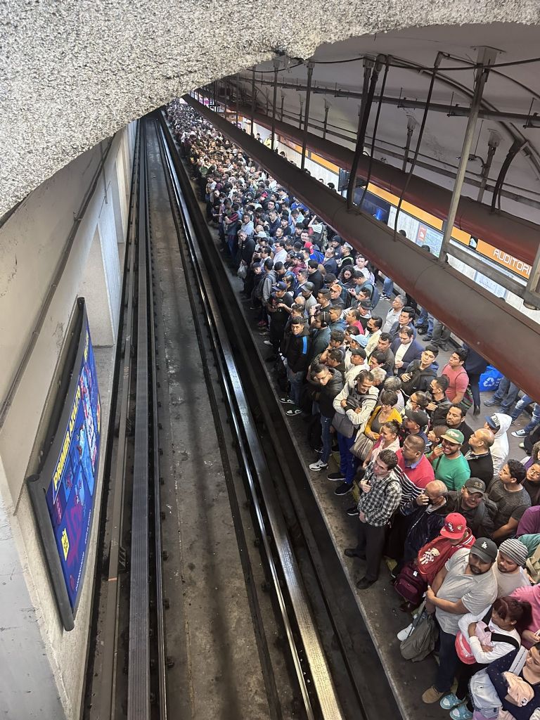 Caos en la Línea 1 del Metro en CDMX