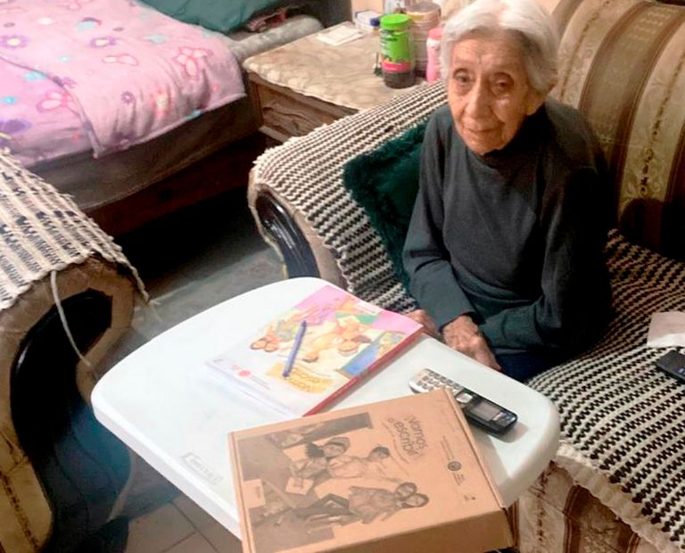 Adela Moreno termina la secundaria a los 94 años