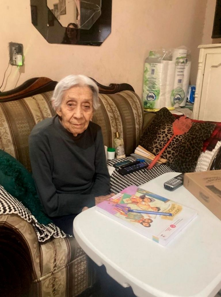 Adela Moreno logra concluir la secundaria  a los 94