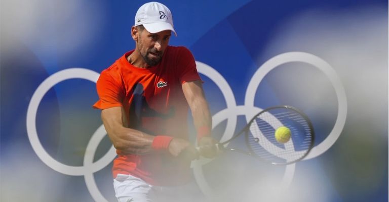 Djokovic se entrena para su debut en París 2024