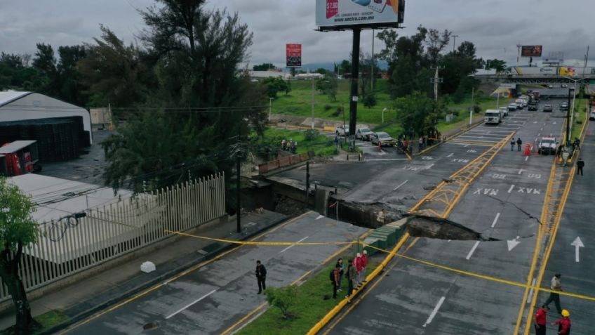 Por fuertes lluvias, se abre mega socavón en Zapopan, Jalisco; mide cerca de 10 metros