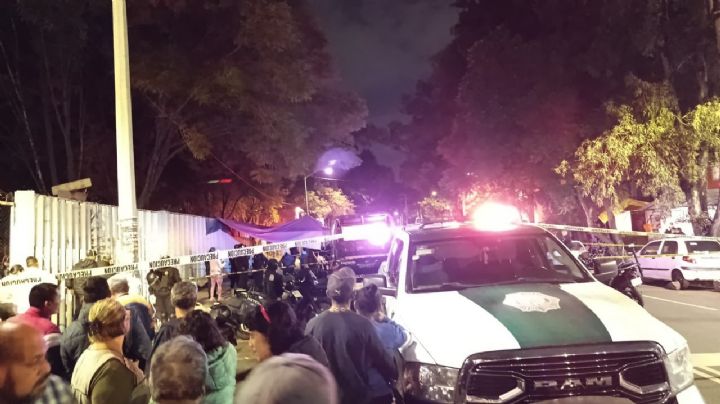 Imágenes fuertes: Sicarios ejecutan a 3 personas durante balacera en chelería de Coyoacán