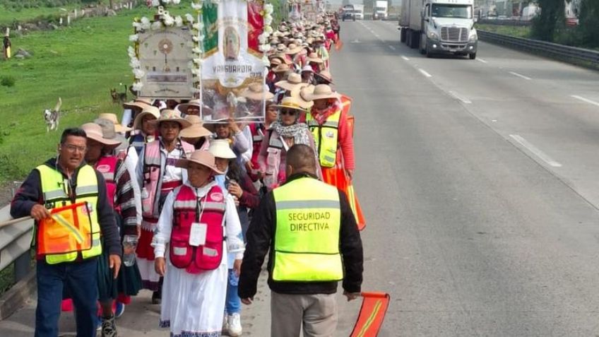 Peregrinos avanzan por la autopista México-Querétaro hacia la Basílica de Guadalupe