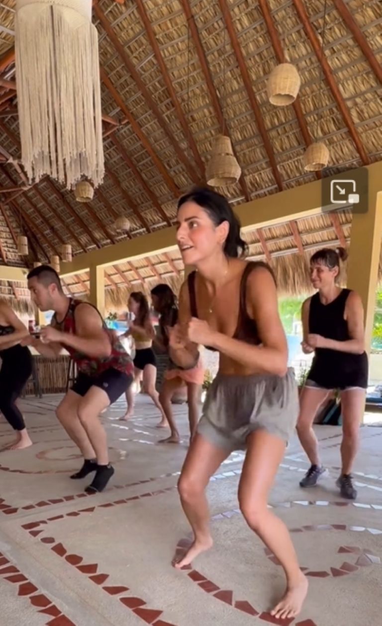 Aislinn Derbez se va a África