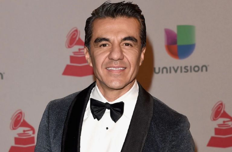 Adrián Uribe felicita al equipo de tiro con arco femenino