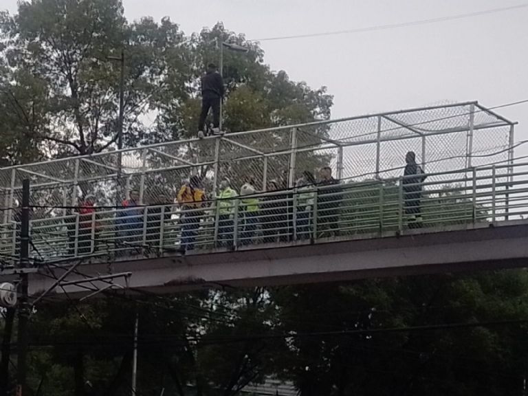 Hombre se intenta arrojar de puente peatonal en CDMX