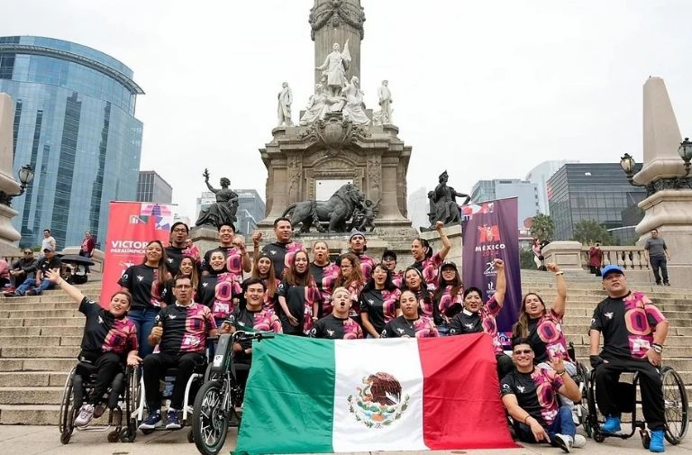 Los atletas se tomaron una foto con su uniforme en el Ángel de la Independencia