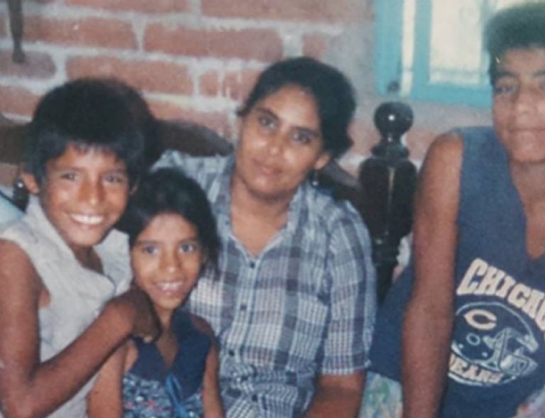 Espinoza Paz con su mamá y hermanos