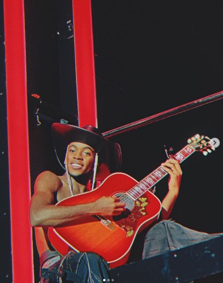 David Banda consigue dinero dando clases online de guitarra