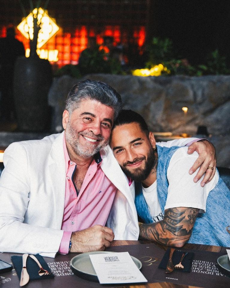 Maluma celebró la inauguración del establecimiento en compañía de su familia