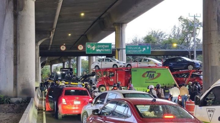 Tráiler accidentado provoca tráfico y caos en Periférico, a la altura del Hospital Militar