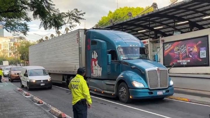 Tráiler choca contra dos patrullas de la SSC y conductor intenta huir en Insurgentes Sur