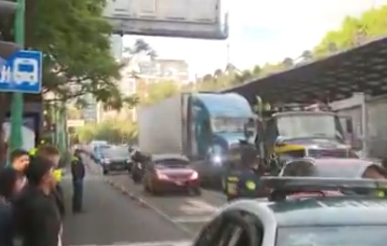 Accidente de tráiler termina con un detenido. Foto: Twitter