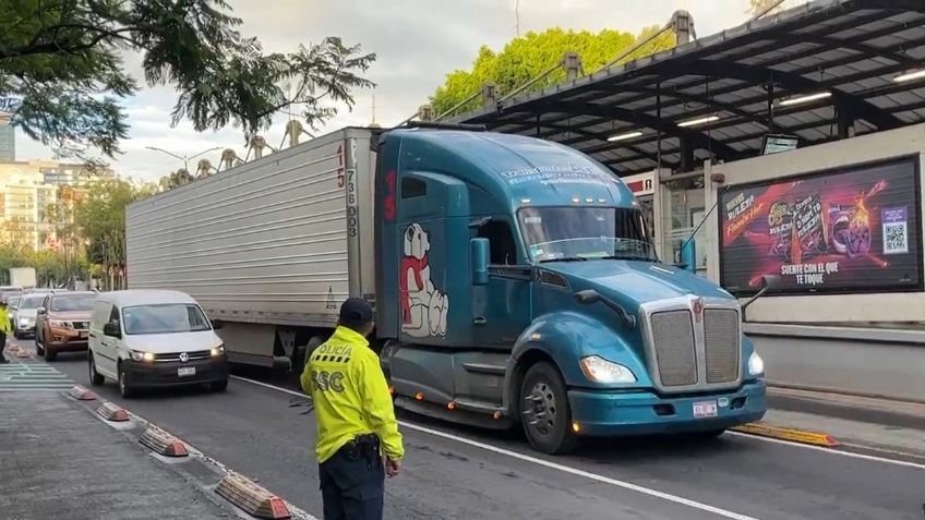 Tráiler choca contra dos patrullas de la SSC y conductor intenta huir en Insurgentes Sur