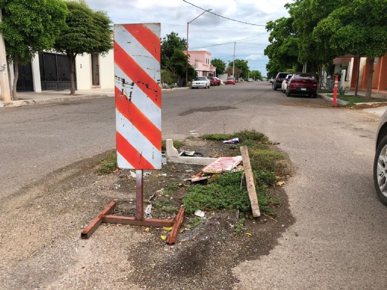 El drenaje colapsado ya cuenta hasta con maleza a su alrededor