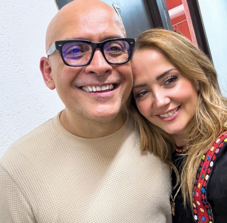 Andrea Legarreta se muestra cariñosa con otro hombre