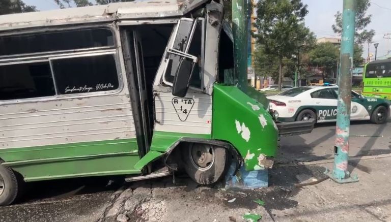 Microbús choca en Iztapalapa