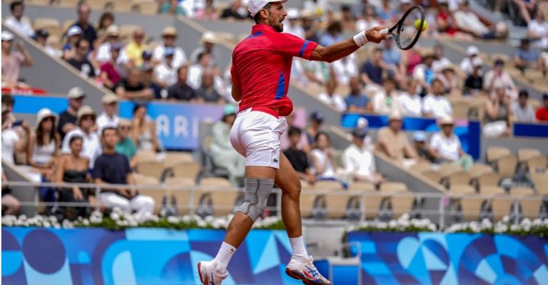 El serbio se mantiene en la contienda por el oro