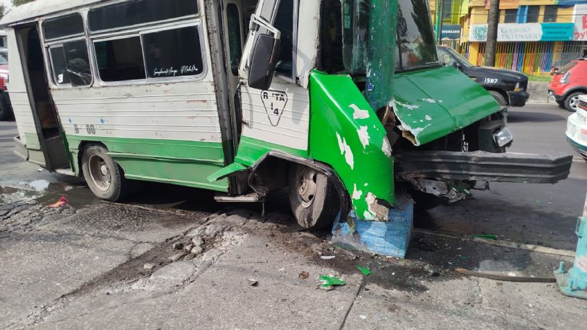 Microbús se impacta contra poste en la calzada Ermita Iztapalapa y deja nueve heridos