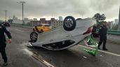 Foto ilustrativa de la nota titulada Volcadura en Periférico: Camioneta se voltea sobre el segundo piso en Constituyentes