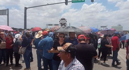 Sindicato del Ayuntamiento de Navojoa obstruye la carretera México 15 como protesta