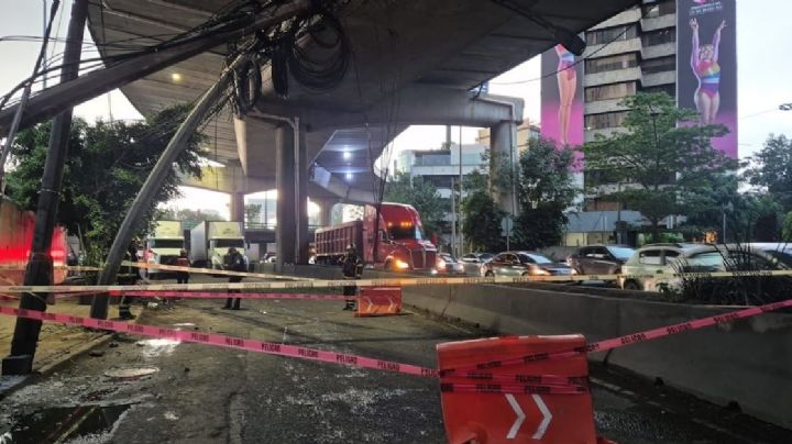Caos en el Anillo Periférico: Camión derriba cableado eléctrico sobre la vialidad