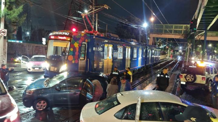 FOTOS: Así fue el fuerte choque entre un vehículo y una unidad del Tren Ligero