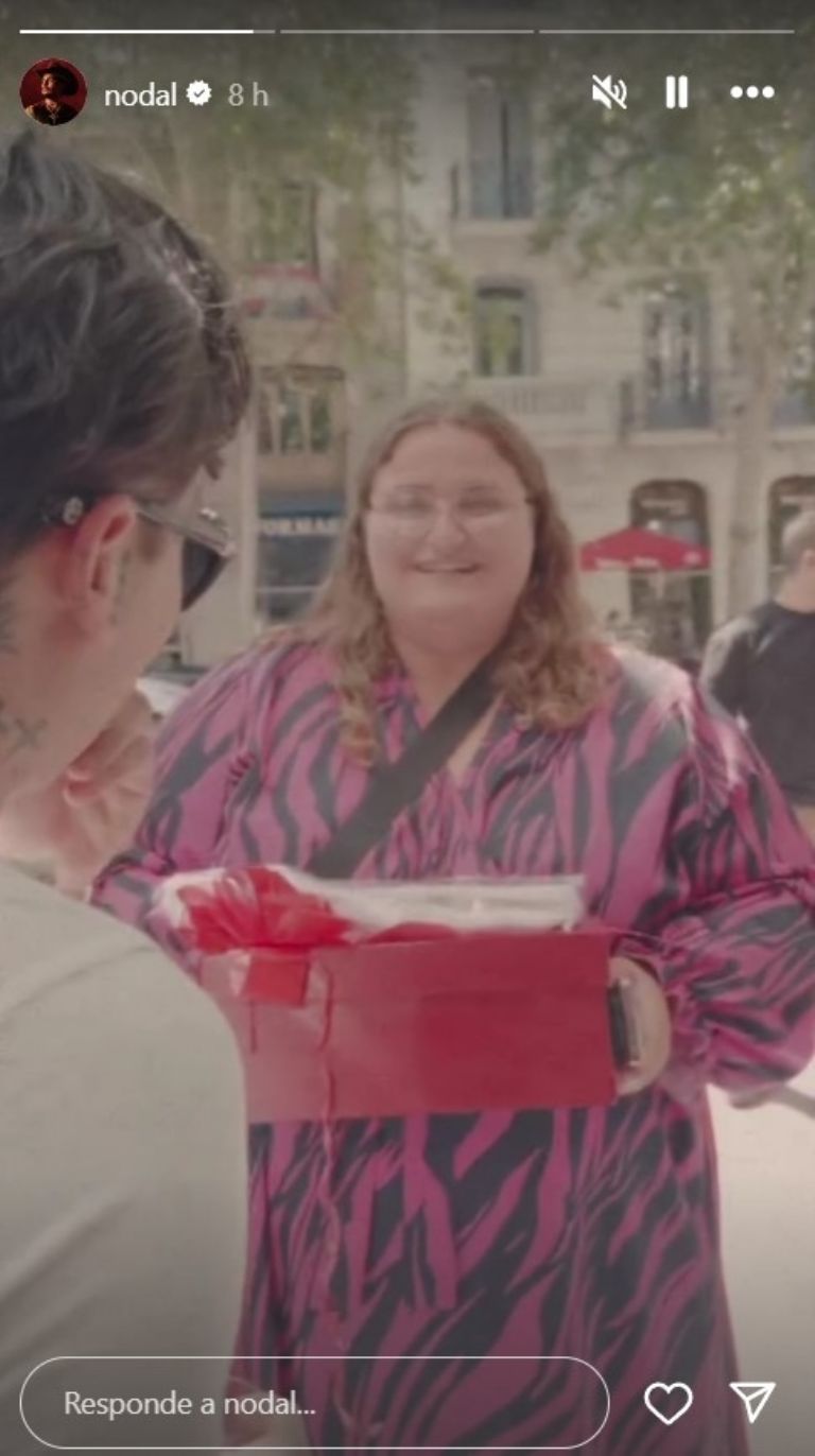 Una fan le preparó un regalo que le entregó en una caja roja con un gran moño