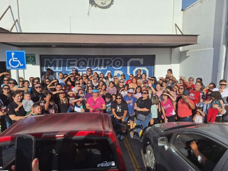 Los vecinos que acudieron para dar su poyo