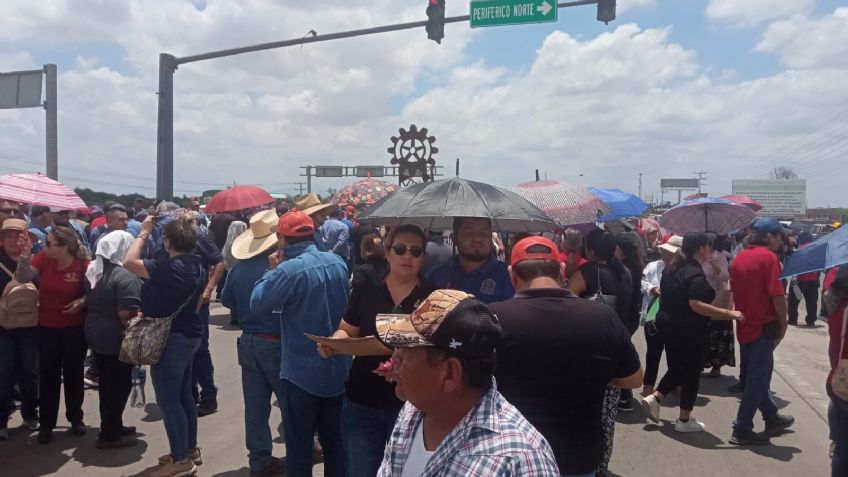Sindicato del Ayuntamiento de Navojoa obstruye la carretera México 15 como protesta