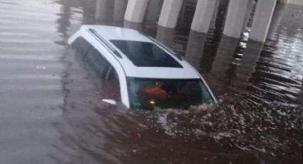 Inundación del paso desnivel deja como saldo dos vehículos varados en Navojoa