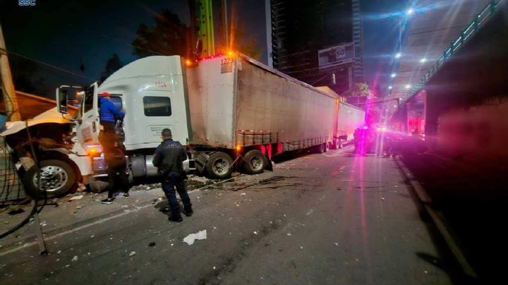 Fuerte accidente en San Pedro de los Pinos: Tráiler se impacta contra construcción