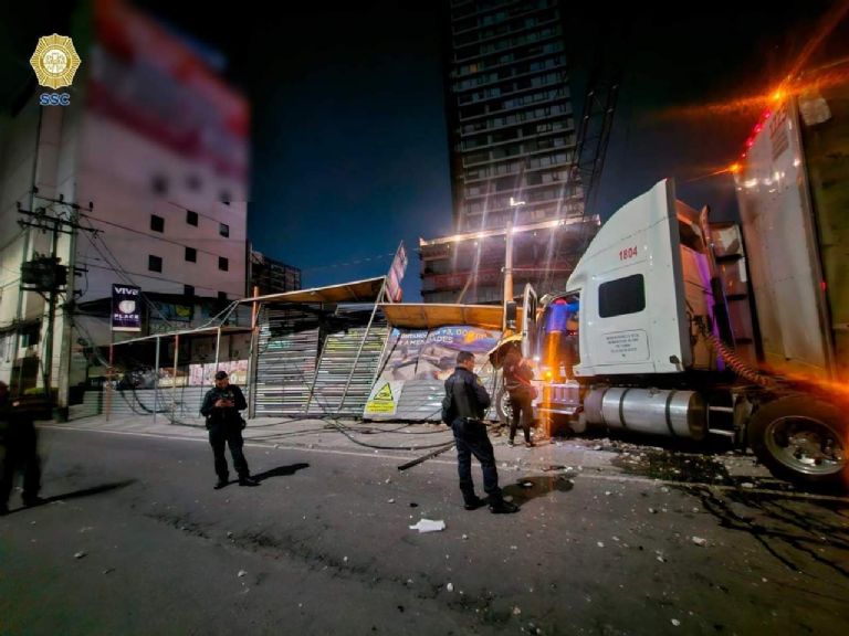 Tráiler se impacta contra construcción en CDMX