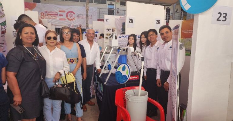 Los jóvenes estudiantes junto a sus familiares, durante el anuncio de su viaje a Lima, Perú