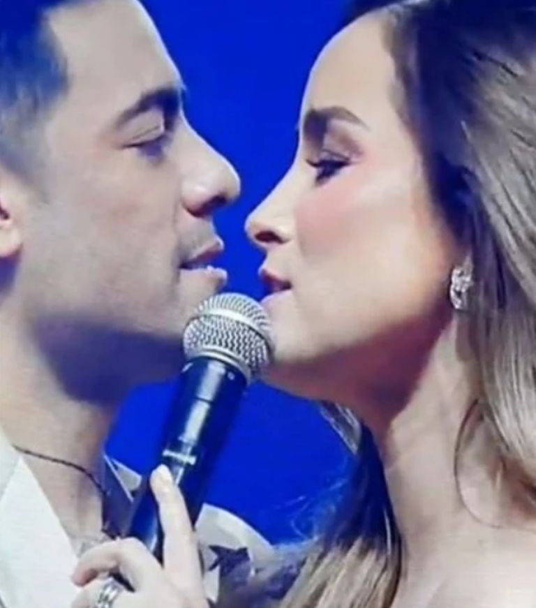 Carlos Rivera y Cynthia Rodríguez se darían falso beso