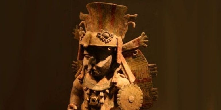 A Chaac se le relaciona con una serpiente, uno de los principales símbolos del agua en Mesoamérica.
