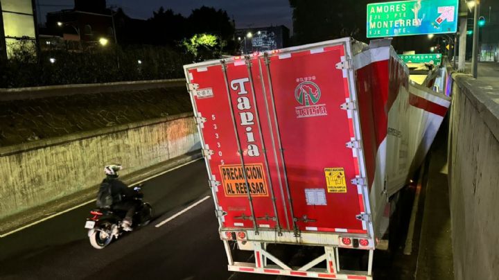 Caos en el Viaducto por tráiler atorado en el bajo puente de Avenida Coyoacán