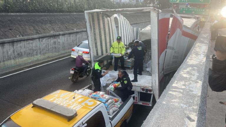 Tráiler atorado en Viaducto