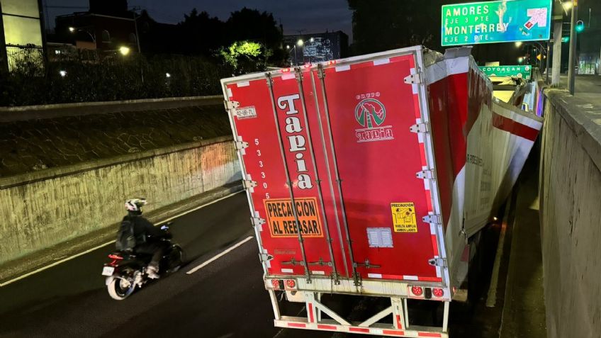 Caos en el Viaducto por tráiler atorado en el bajo puente de Avenida Coyoacán