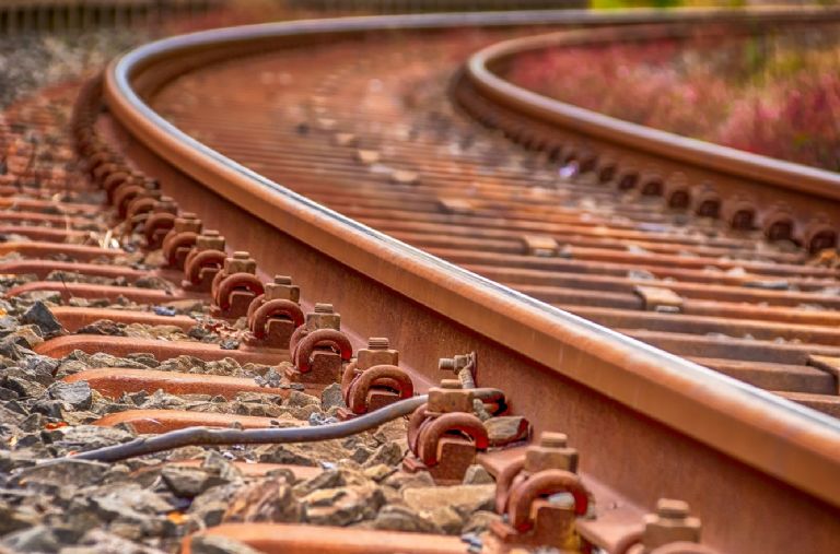 Mantente alejado de los equipos, vías, puentes y túneles ferroviarios