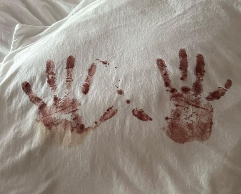 Camilo marcó sus manos en un retazo de tela blanca