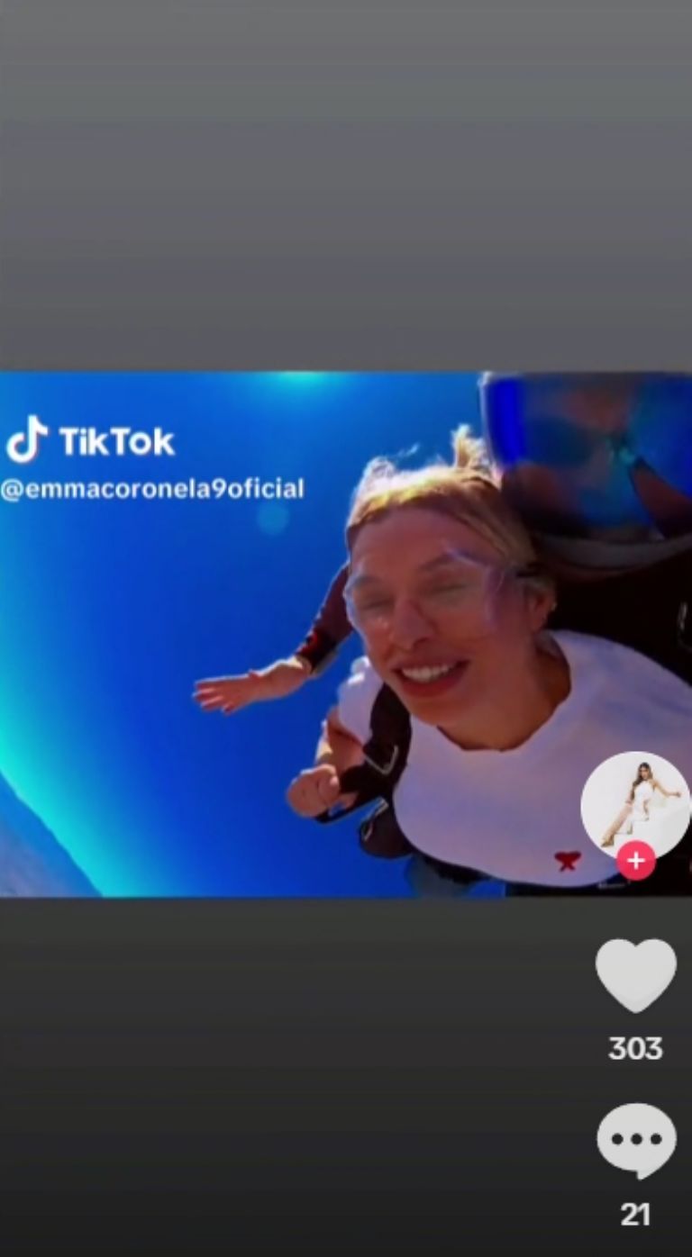 Emma Coronel desde los aires tras saltar de un avión