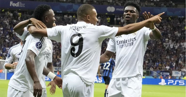 Vinícius y Rodrygo felicitan a su nuevo compañero