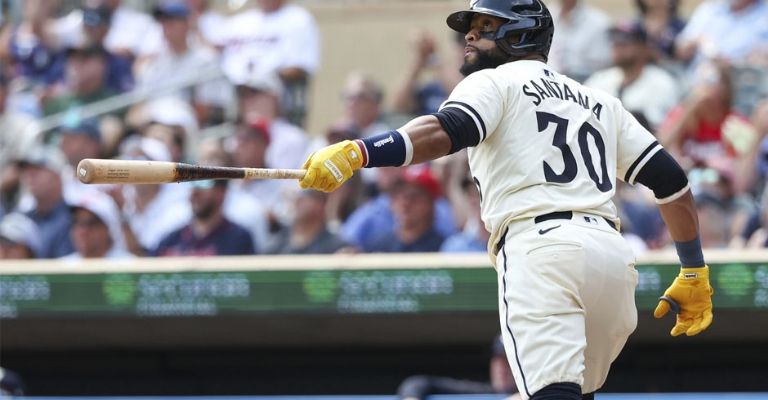 Santana observa el vuelo de la bola, tras pegar de jonrón