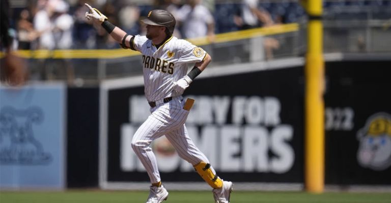 Cronenworth recorre las colchonetas tras su jonrón