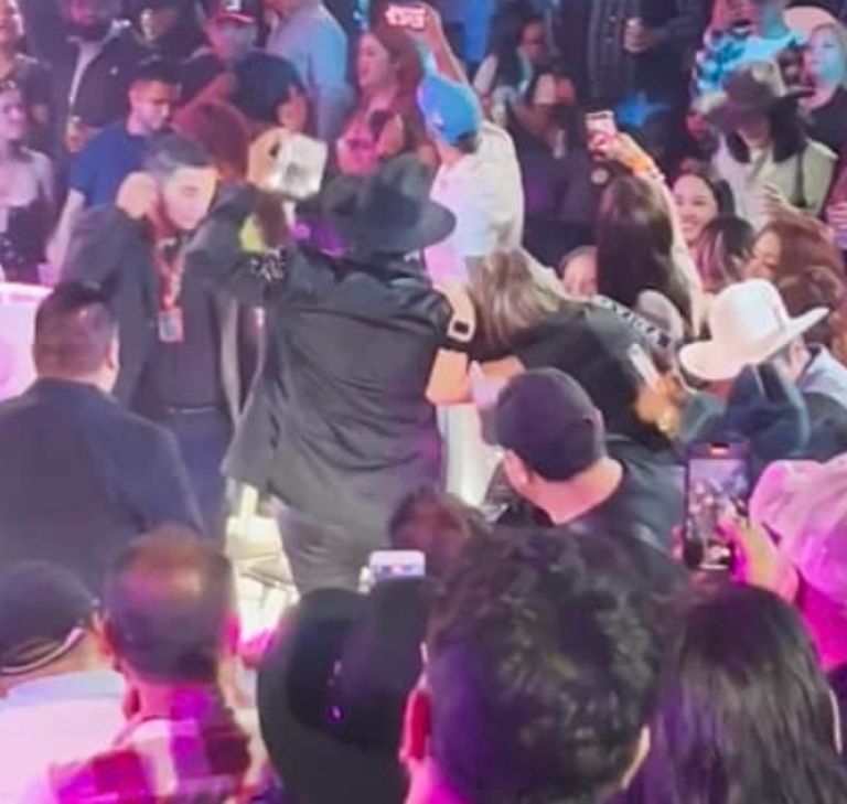 Cancelan a cantante del regional mexicano por armar zafarrancho