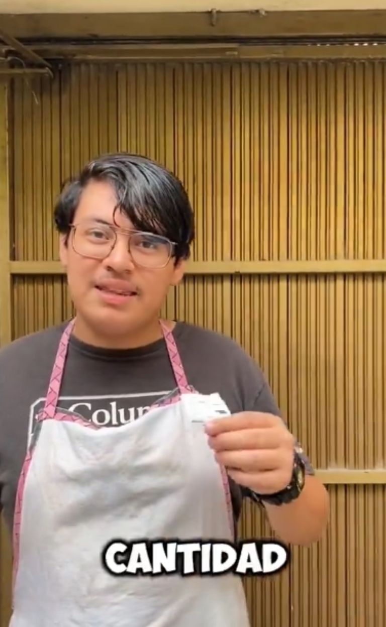 Mesero se indgina con la propina que le dieron 