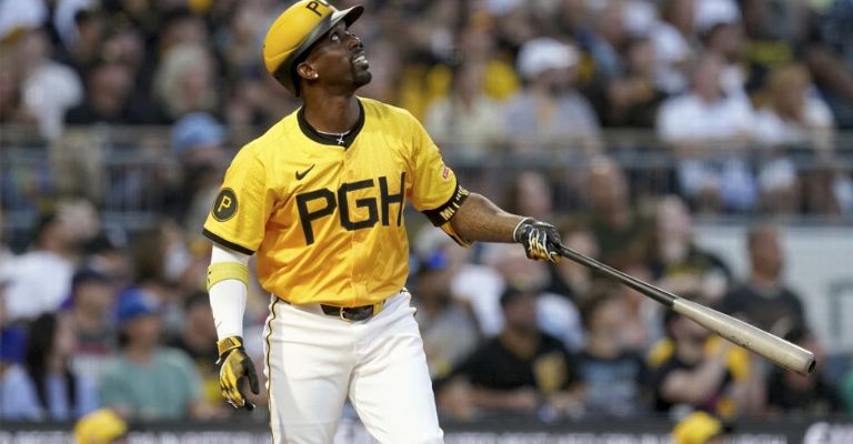 McCutchen observa el fly de sacrificio que bateó